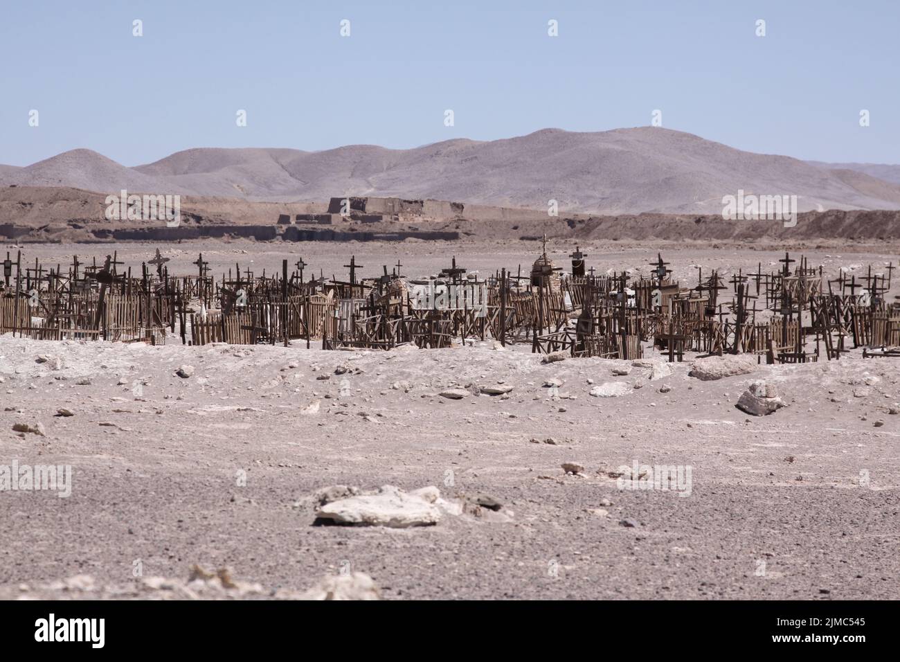Gruseliger alter Friedhof mit Gräber in Wüste verlassen und einsam Stock Photo
