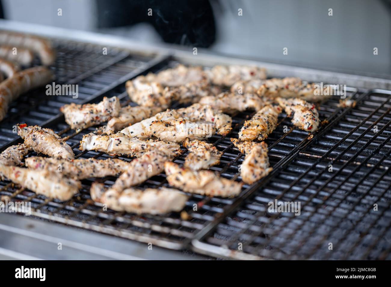 Food, Deutschland, Rheinland-Pfalz, July 30. Hähnchen Fleisch Stücke liegen auf einem Holzkohlegrill. Stock Photo