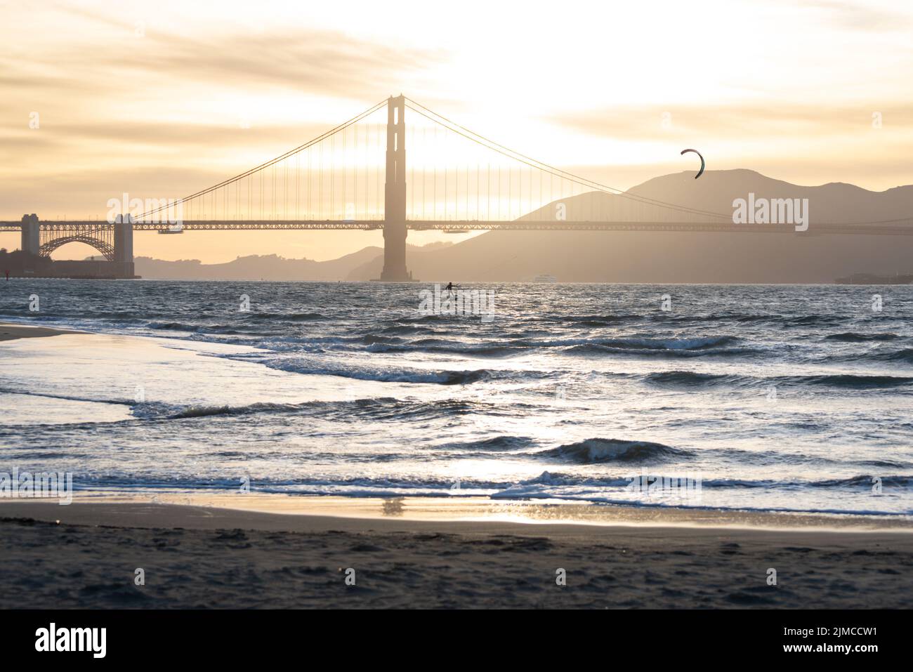 kiesurfer set against the background of hte Golden Gate Bridge on the San Francisco Bay Stock Photo