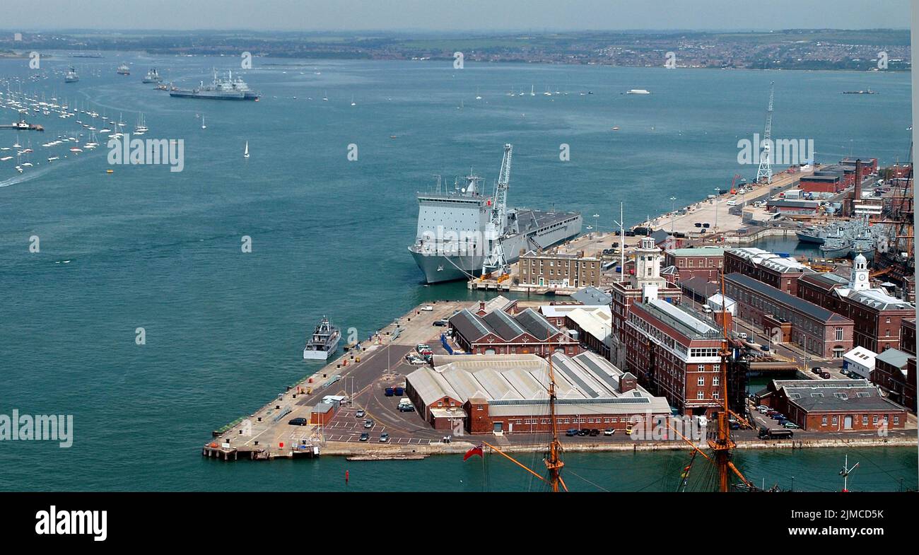 THE ONLY SHIP ALONGSIDE THE MAIN JETTY IN PORTSMOUTH HARBOUR IS THE RFA LARGS BAY THE MOTHBALLED SHIPS ARE IN THE TOP LEFT CORNER PIC MIKE WALKER, 2006 Stock Photo