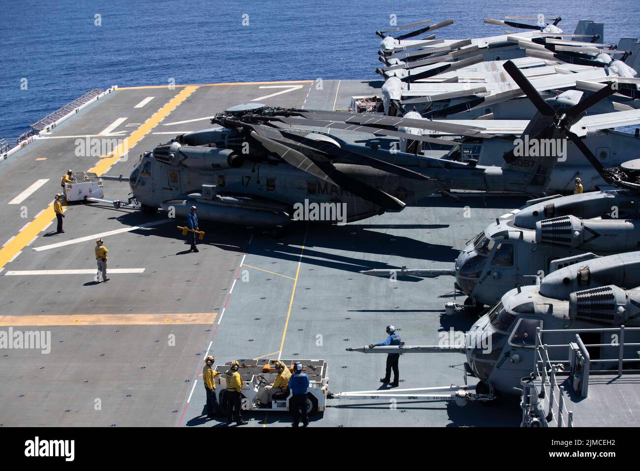 220804-N-VJ326-1106 PACIFIC OCEAN (Aug. 4, 2022) – Sailors use a spotting dolly to move a CH-53 Super Stallion helicopter assigned to Marine Medium Tiltrotor Squadron (VMM) 262 (Reinforced) on the flight deck aboard amphibious assault carrier USS Tripoli (LHA 7), Aug. 4, 2022. Tripoli is operating in the U.S. 7th Fleet area of operations to enhance interoperability with allies and partners and serve as a ready response force to defend peace and maintain stability in the Indo-Pacific region. (U.S. Navy photo by Mass Communication Specialist 2nd Class Malcolm Kelley) Stock Photo