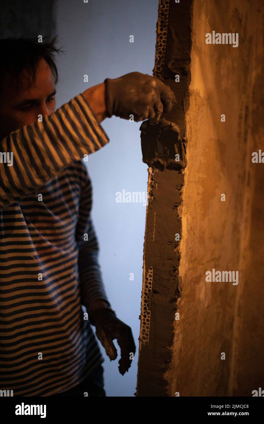 Doing your own repairs hires stock photography and images Alamy