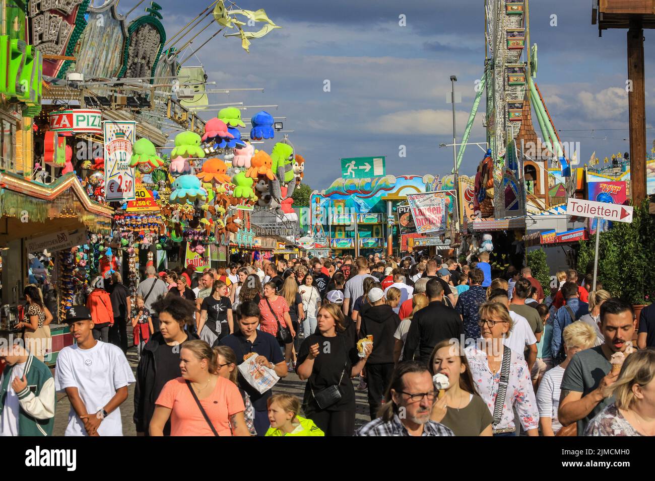 Crange, Herne, NRW, 05th Aug, 2022. The official opening day of the 2022 Cranger Kirmes, Germany's 3rd largest funfair and the largest of its kind in NRW, sees thousands of visitors enjoying the carousels, roller coasters, beer halls, food stalls and other attractions. The popular fair, which was paused during the pandemic, regularly attracts more than 4m visitors during its 10 day run and has been established for decades in its current form, with the fair itself dating back to the early 18th century at Crange. Credit: Imageplotter/Alamy Live News Stock Photo