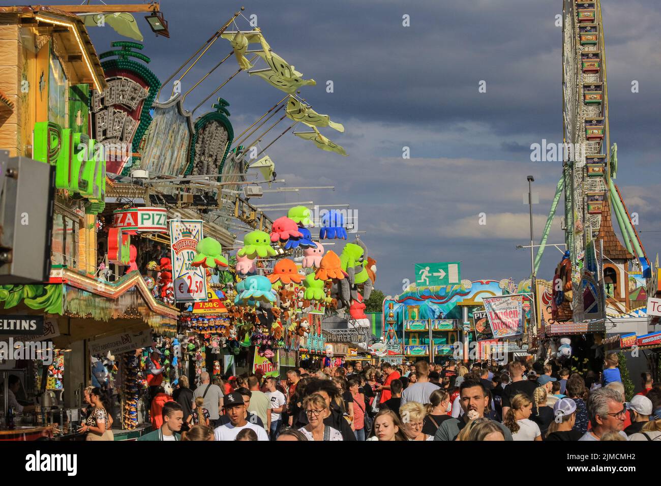 Crange, Herne, NRW, 05th Aug, 2022. The official opening day of the 2022 Cranger Kirmes, Germany's 3rd largest funfair and the largest of its kind in NRW, sees thousands of visitors enjoying the carousels, roller coasters, beer halls, food stalls and other attractions. The popular fair, which was paused during the pandemic, regularly attracts more than 4m visitors during its 10 day run and has been established for decades in its current form, with the fair itself dating back to the early 18th century at Crange. Credit: Imageplotter/Alamy Live News Stock Photo