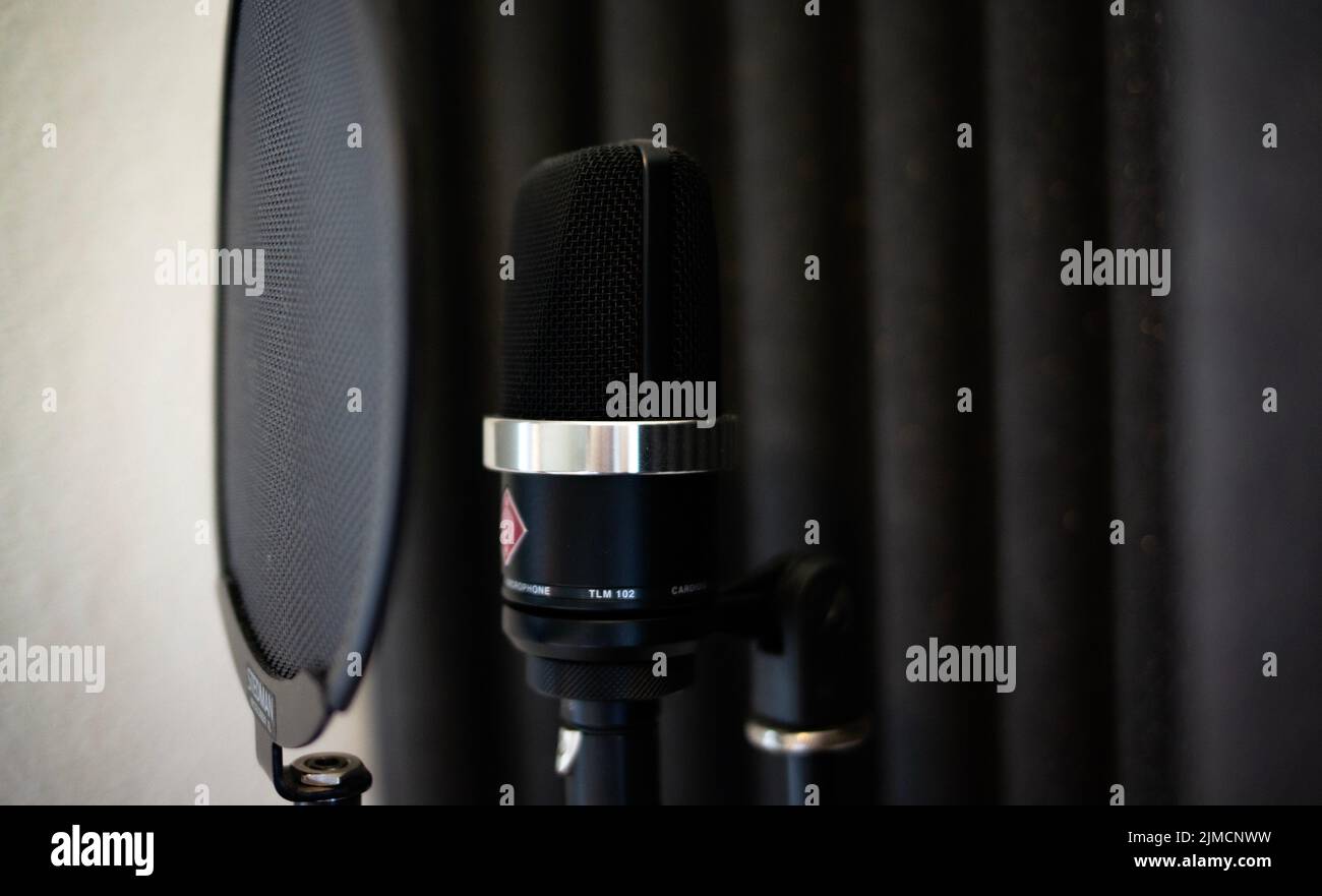 Neumann microphone hi-res stock photography and images - Alamy