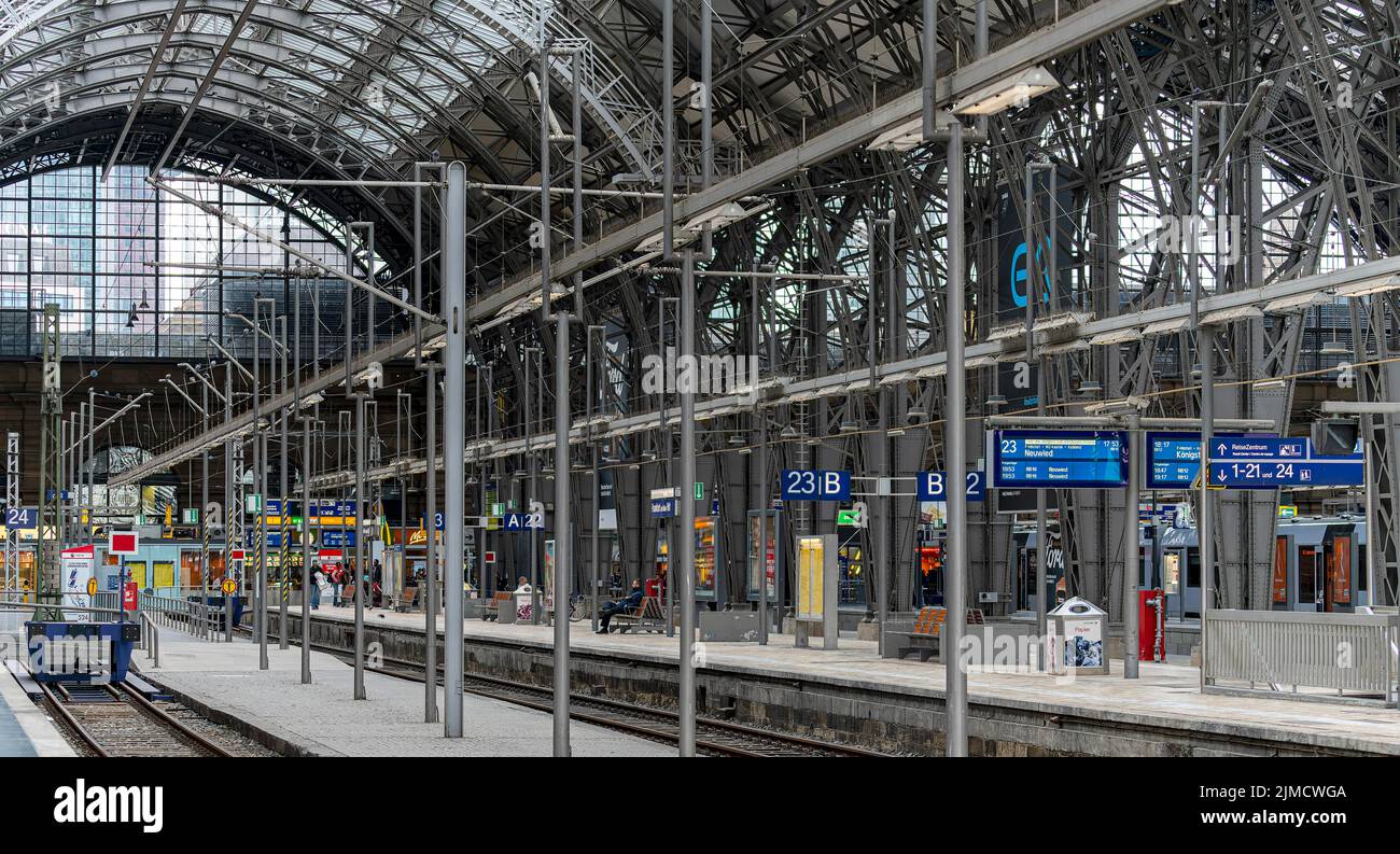 Passengers and trains at the main station, Frankfurt am Main, Hesse, Germany Stock Photo