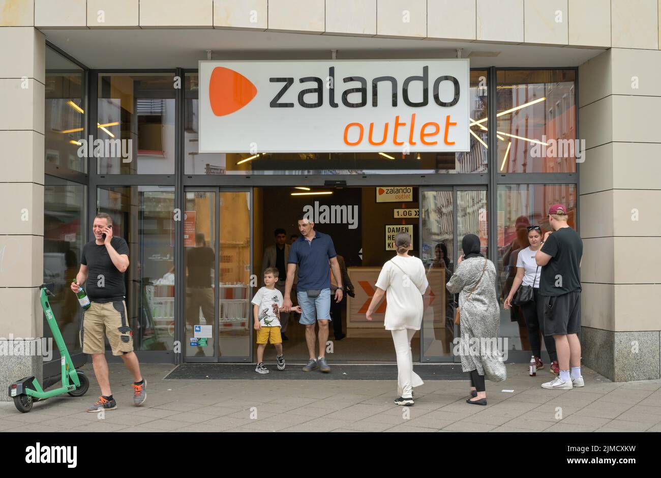 Zalando online hi-res stock photography and images - Page 3 - Alamy