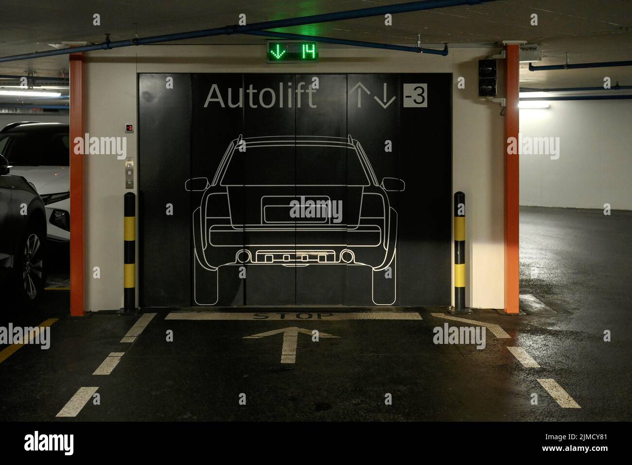 Car parking lift hi-res stock photography and images - Alamy