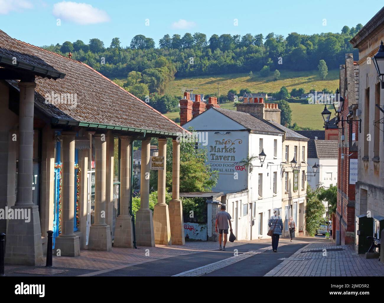 Union Street in Stroud - Market Tavern and hills in countryside surrounding town centre, Gloucestershire, England,UK, GL5 2HE Stock Photo