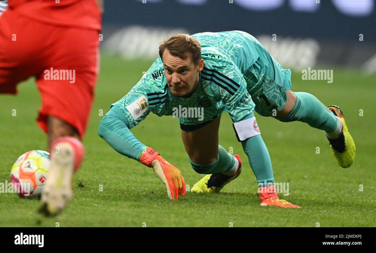 05 August 2022, Hessen, Frankfurt/Main: Soccer: Bundesliga, Eintracht Frankfurt - FC Bayern Munich, Matchday 1, Deutsche Bank Park. Munich goalkeeper Manuel Neuer in action. Photo: Arne Dedert/dpa - IMPORTANT NOTE: In accordance with the requirements of the DFL Deutsche Fußball Liga and the DFB Deutscher Fußball-Bund, it is prohibited to use or have used photographs taken in the stadium and/or of the match in the form of sequence pictures and/or video-like photo series. Stock Photo