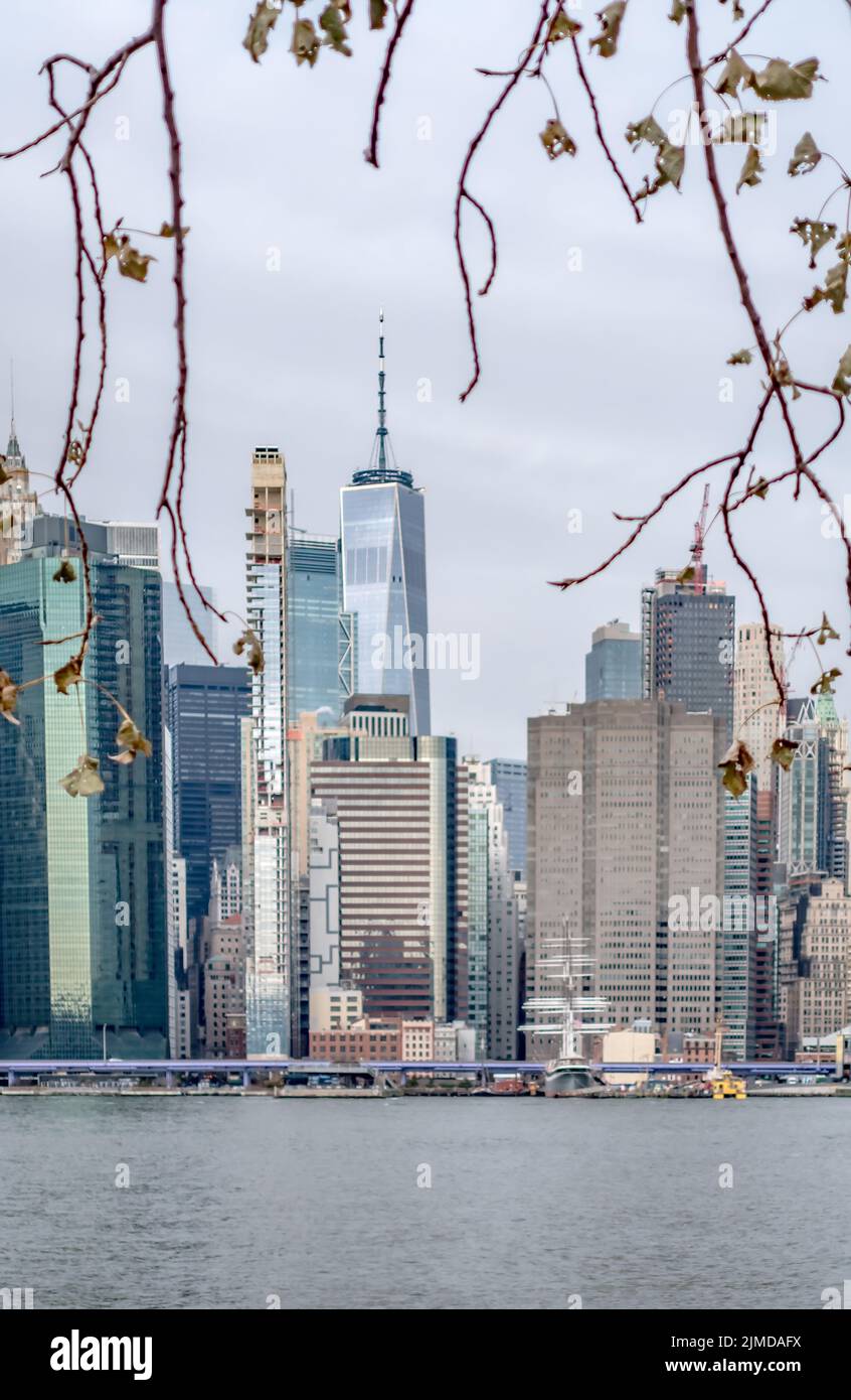 Cloudy new york city skyline hi-res stock photography and images - Alamy