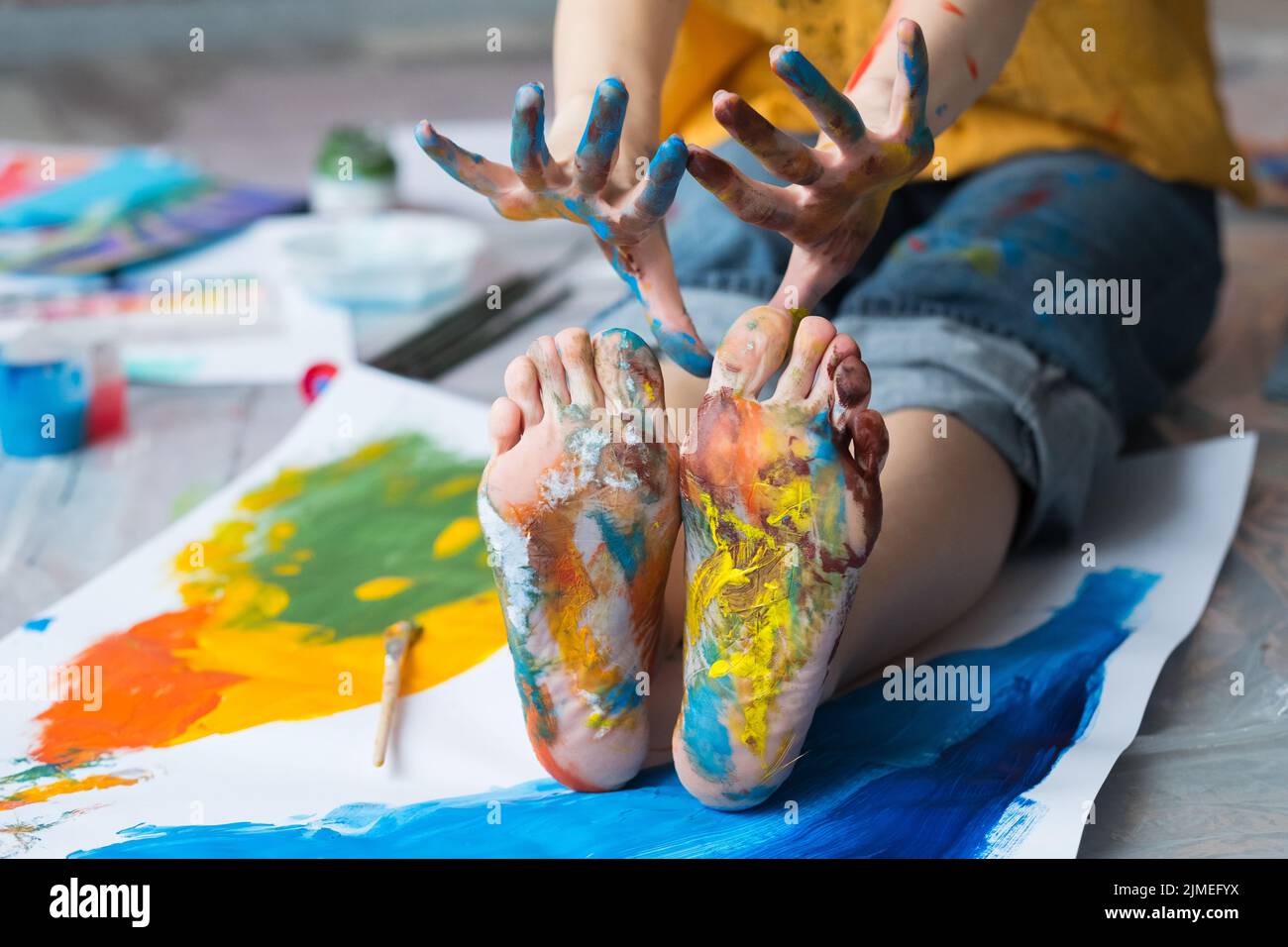 Кисти и краски. Разноцветной сказки искупалась кисть. Разноцветные кисти. Руки в разноцветной краске. Кисти и краски художника.