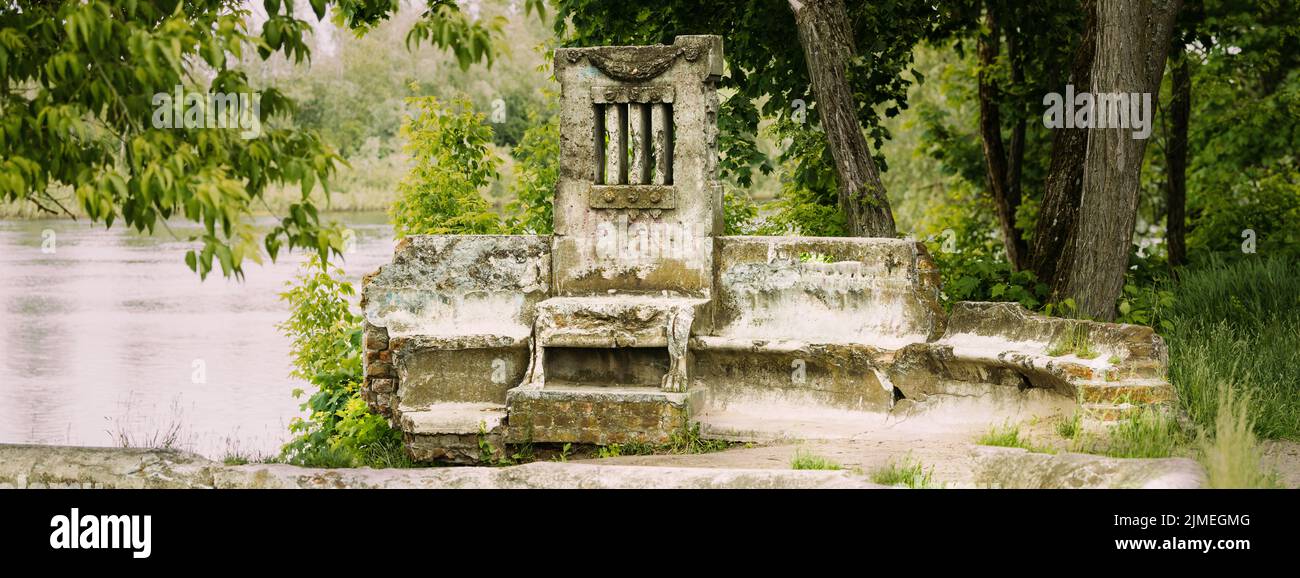 Narovlya, Belarus. Horwatt's Estate. Remains Of A Fountain Stone Bench Near River. Narovlya Palace An Architectural Monument Of Classicism Style Of 19 Stock Photo