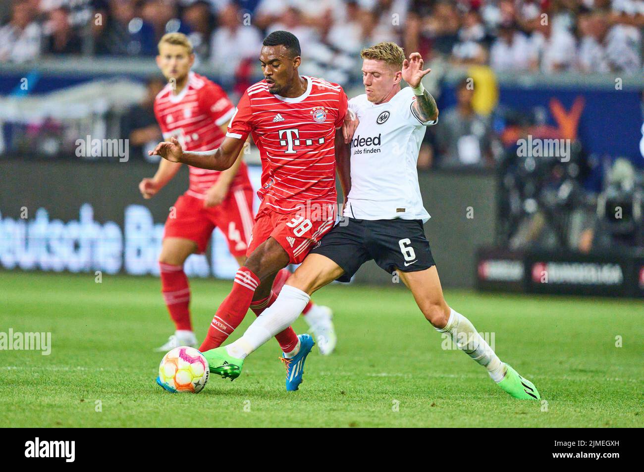 Ryan Gravenberch, FCB 38    compete for the ball, tackling, duel, header, zweikampf, action, fight against Kristijan Jakicc, FRA 6   in the match EINTRACHT FRANKFURT - FC BAYERN MÜNCHEN  1-6 1.German Football League on Aug 05, 2022 in Frankfurt, Germany. Season 2022/2023, matchday 1, 1.Bundesliga, FCB, Munich, 1.Spieltag © Peter Schatz / Alamy Live News    - DFL REGULATIONS PROHIBIT ANY USE OF PHOTOGRAPHS as IMAGE SEQUENCES and/or QUASI-VIDEO - Stock Photo