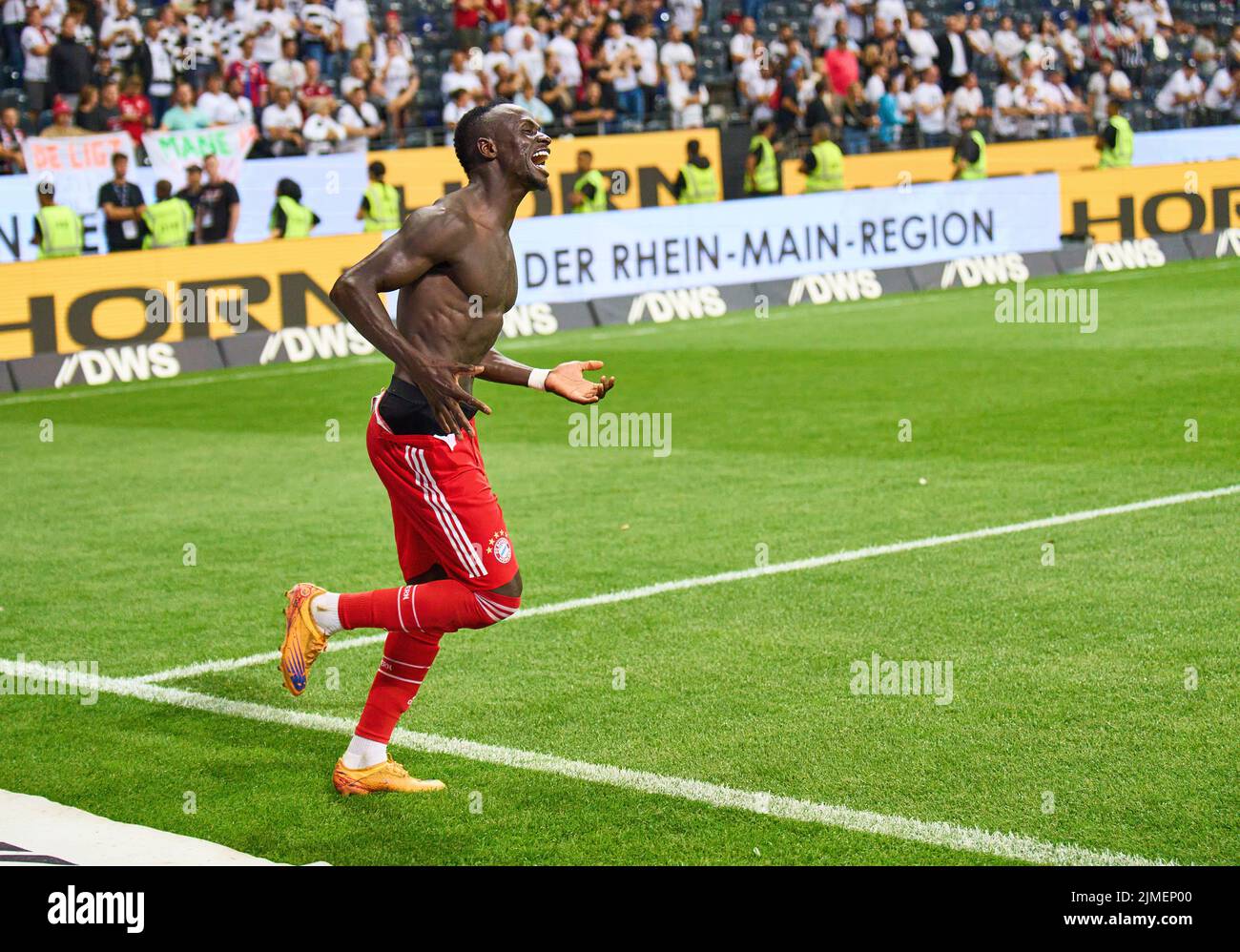 Sadio Mane (FCB 17) celebrate with fans in the match EINTRACHT FRANKFURT - FC BAYERN MÜNCHEN  1-6 1.German Football League on Aug 05, 2022 in Frankfurt, Germany. Season 2022/2023, matchday 1, 1.Bundesliga, FCB, Munich, 1.Spieltag © Peter Schatz / Alamy Live News    - DFL REGULATIONS PROHIBIT ANY USE OF PHOTOGRAPHS as IMAGE SEQUENCES and/or QUASI-VIDEO - Stock Photo