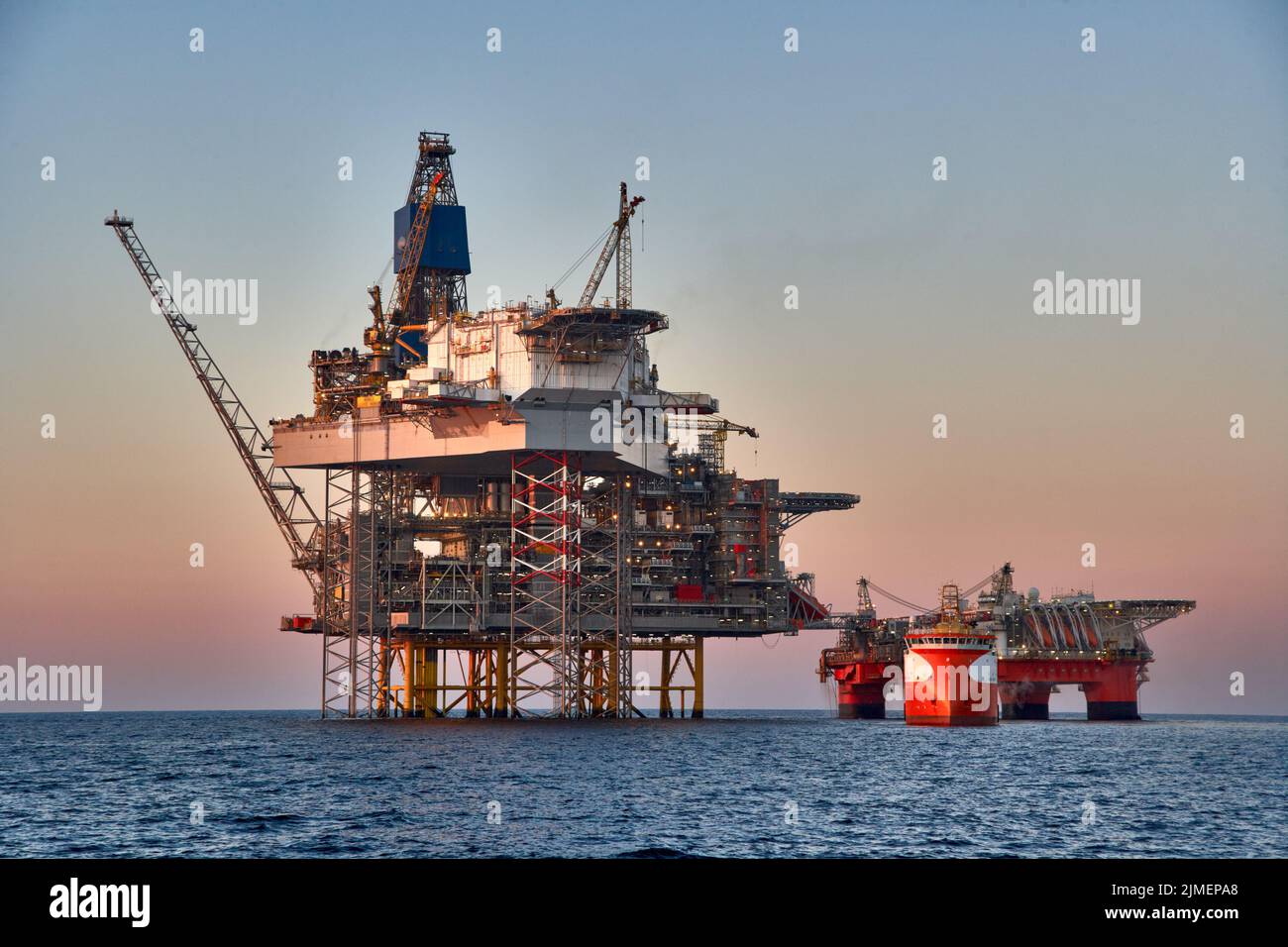 Jackup drilling rig with background hi-res stock photography and images ...