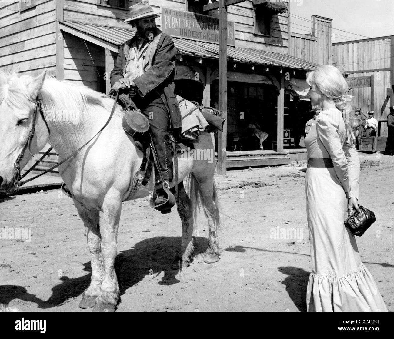 STELLA STEVENS and JASON ROBARDS JR in THE BALLAD OF CABLE HOGUE (1970), directed by SAM PECKINPAH. Credit: WARNER BROTHERS / Album Stock Photo
