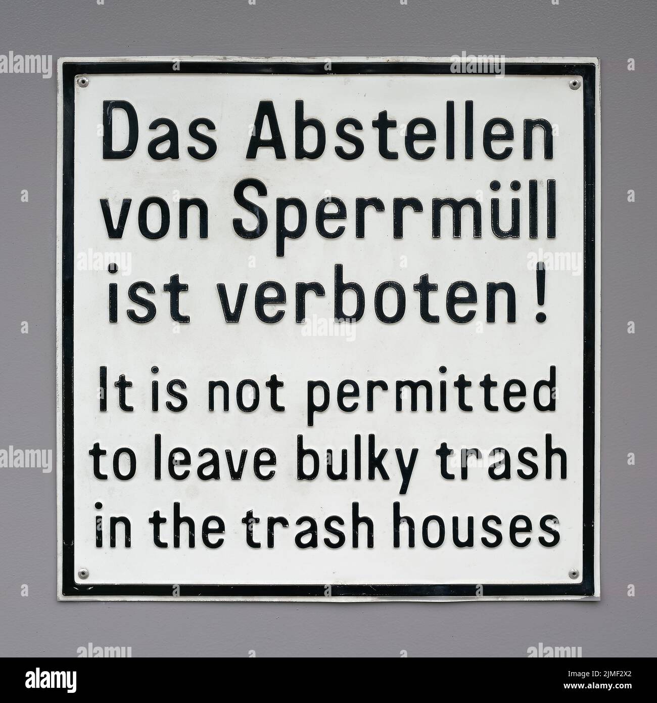 Sign with the inscription It is not permitted to leave bulky trash in the trash houses Stock Photo