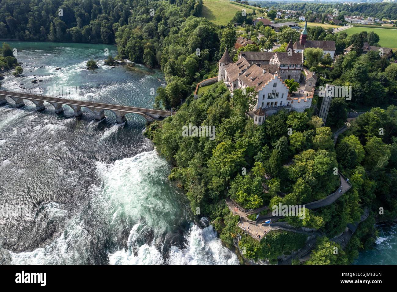 Wasserfall Rheinfall, Schloss Laufen und Rheinfall-Brücke bei Neuhausen am Rheinfall, Schweiz, Europa |  Rhine Falls, Laufen Castle and Rheinfall Brid Stock Photo
