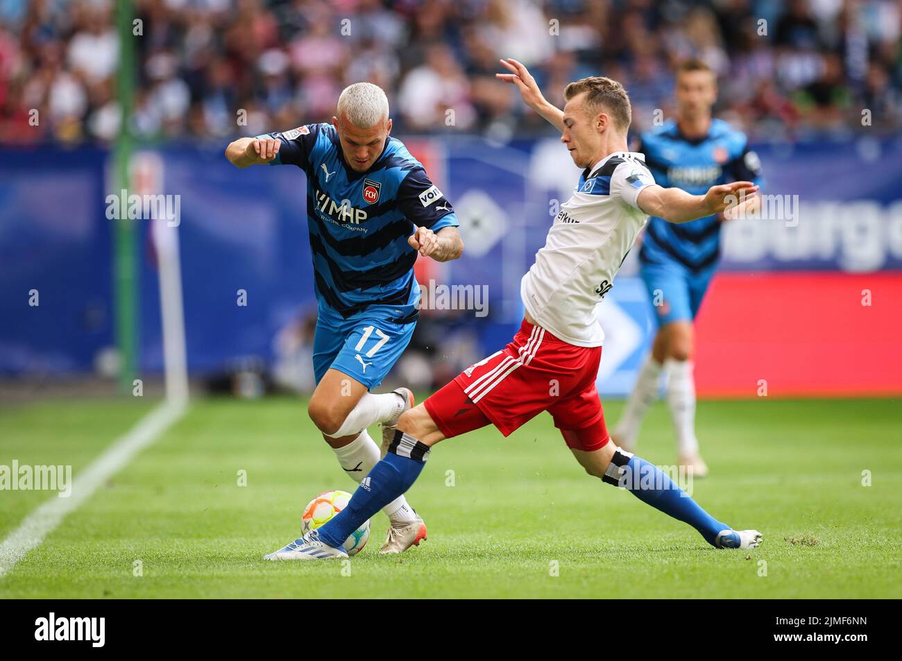 Hamburg, Germany. 06th Aug, 2022. Soccer: 2nd Bundesliga, Matchday 3, Hamburger SV - 1. FC Heidenheim at Volksparkstadion. Hamburg's Sebastian Schonlau (r) and Heidenheim's Florian Pick fight for the ball. Credit: Christian Charisius/dpa - IMPORTANT NOTE: In accordance with the requirements of the DFL Deutsche Fußball Liga and the DFB Deutscher Fußball-Bund, it is prohibited to use or have used photographs taken in the stadium and/or of the match in the form of sequence pictures and/or video-like photo series./dpa/Alamy Live News Stock Photo