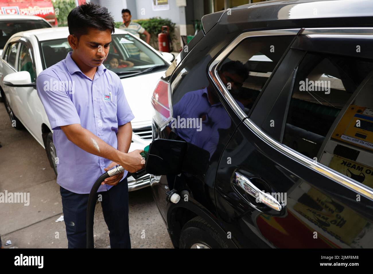 A man refuels a car at a gasoline station after fuel price surge up to fifty percent in Dhaka, Bangladesh, August 6, 2022. REUTERS/Mohammad Ponir Hossain Stock Photo