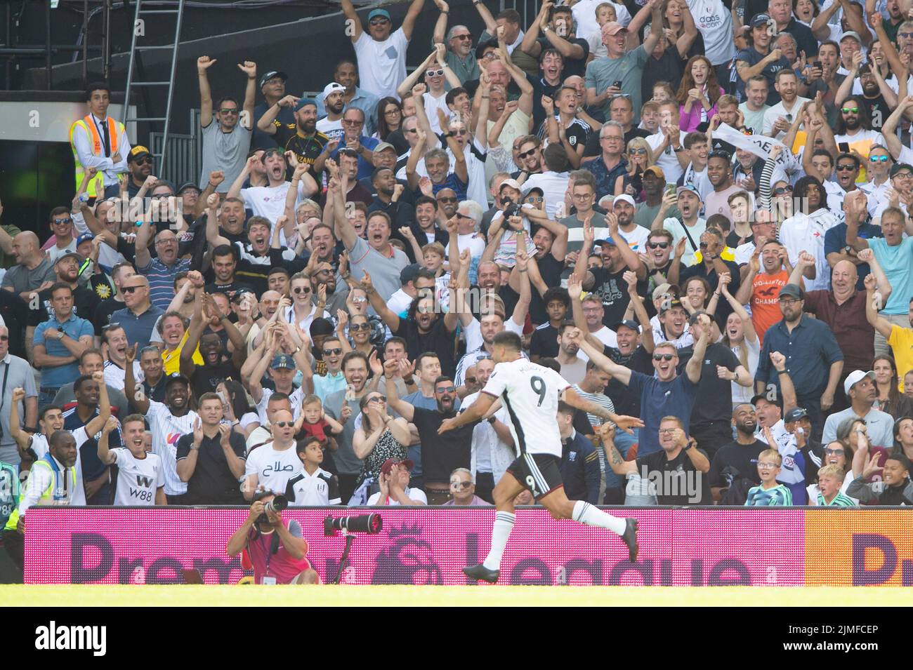 London, UK. 06th Aug, 2022. Aleksandar Mitrović of Fulham celebrates scoring the opening goal during the Premier League match between Fulham and Liverpool at Craven Cottage, London, England on 6 August 2022. Photo by Salvio Calabrese. Editorial use only, license required for commercial use. No use in betting, games or a single club/league/player publications. Credit: UK Sports Pics Ltd/Alamy Live News Stock Photo