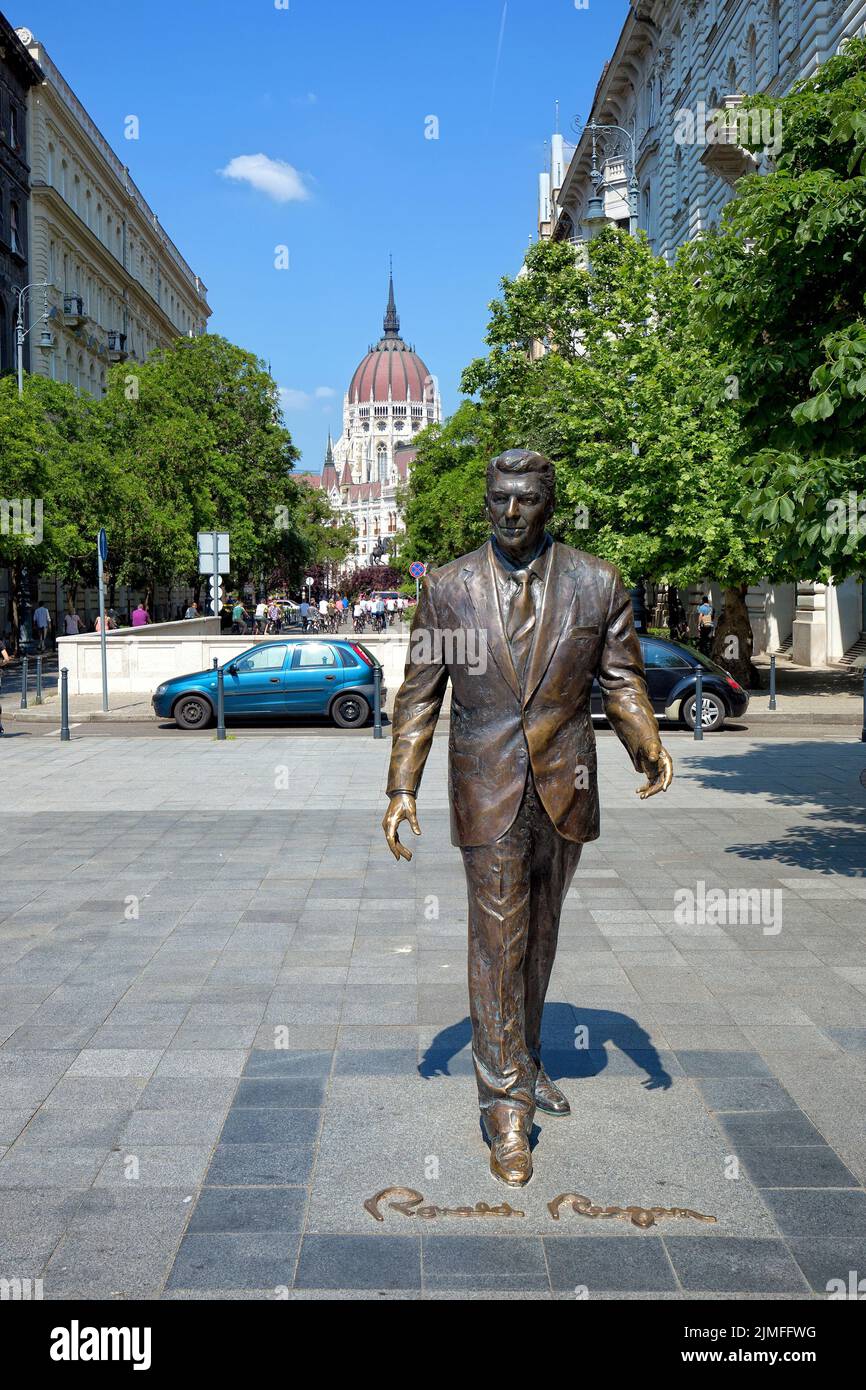 Statue of Ronald Reagan in Budapest, Hungary Stock Photo Alamy