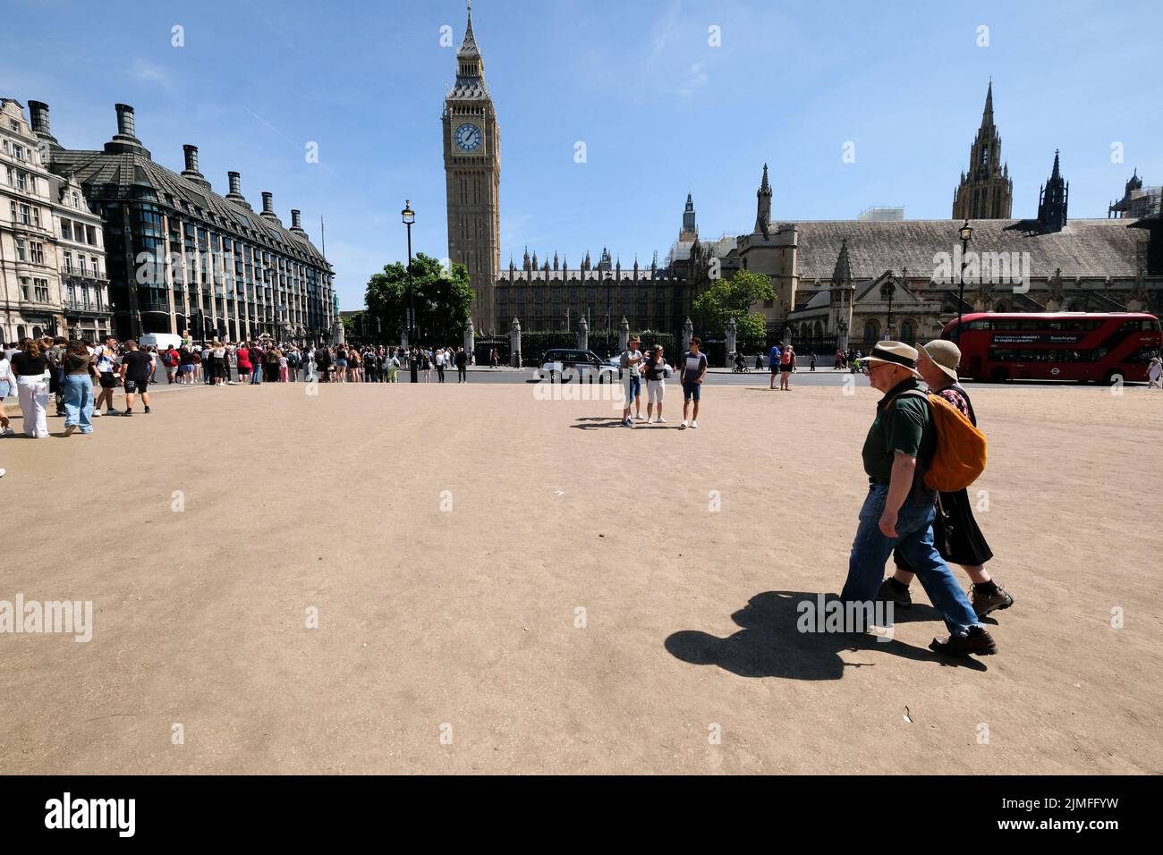 Parliament Square, London, UK. 6th Aug 2022. UK Weather: Drought in the UK.  Dry scenes in Parliament Square. Credit: Matthew Chattle/Alamy Live News Stock Photo
