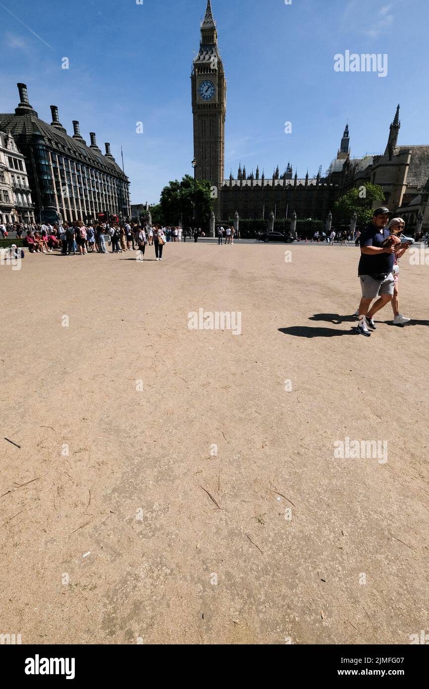 Parliament Square, London, UK. 6th Aug 2022. UK Weather: Drought in the UK.  Dry scenes in Parliament Square. Credit: Matthew Chattle/Alamy Live News Stock Photo