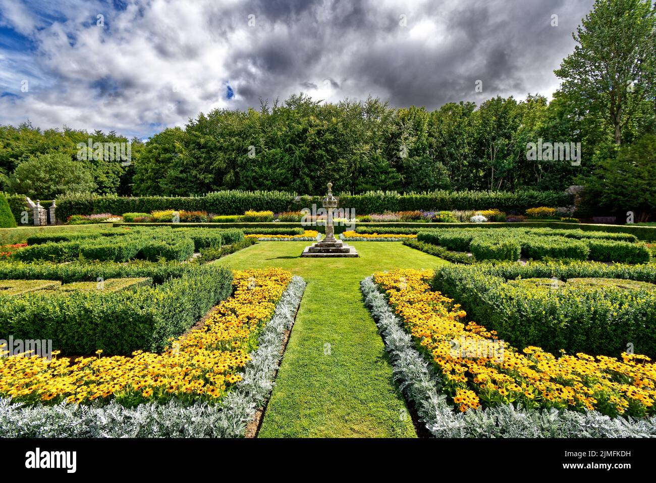 PITMEDDEN GARDEN ABERDEENSHIRE SCOTLAND IN SUMMER PARTERRES AND FLOWERS A SCULPTURE AND A PERENNIAL BORDER Stock Photo