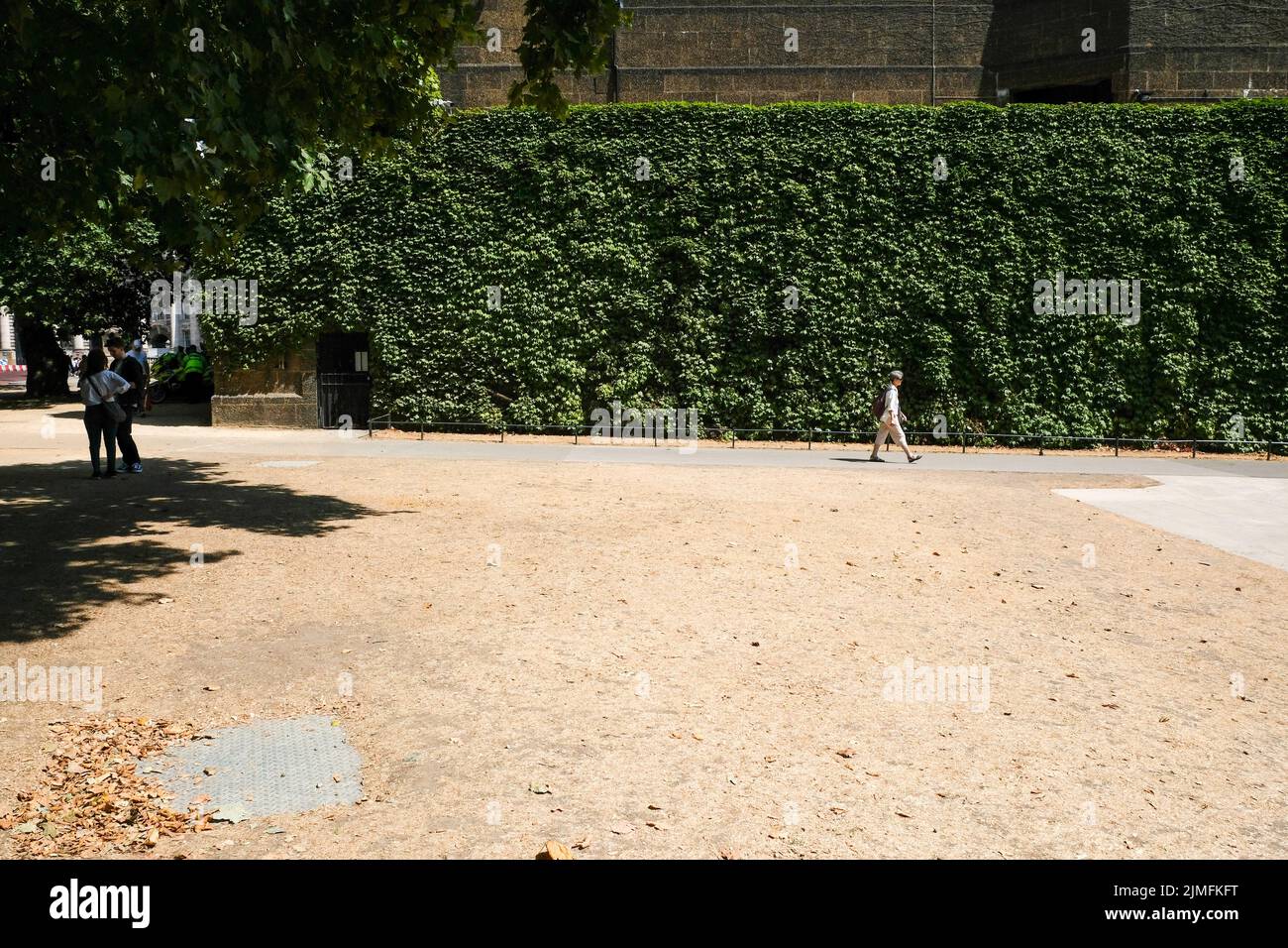 St James's Park, London, UK. 6th Aug 2022. UK Weather: Drought in the UK.  Dry scenes in St James's Park. Credit: Matthew Chattle/Alamy Live News Stock Photo