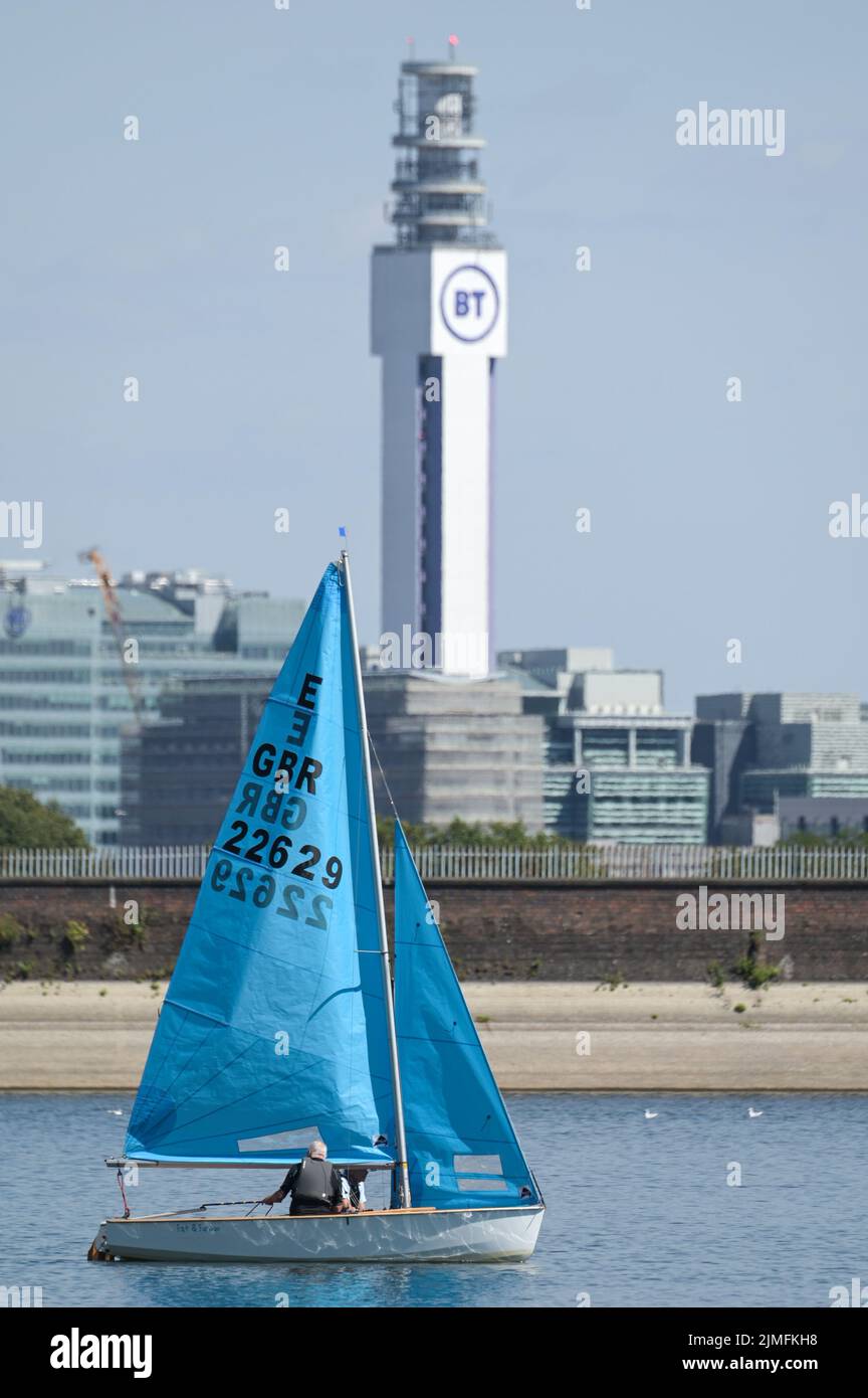Edgbaston Reservoir, Birmingham, England, August 6th 2022. - Recreational sailors took to the low waters of Edgbaston Reservoir in the blaring sun on Saturday afternoon. The boats passed the backdrop of the city centre with the BT Tower and 103 Colmore Row with the Commonwealth Games signage. The water level is very low due to several weeks of dry weather. Pic by Credit: Michael Scott/Alamy Live News Stock Photo
