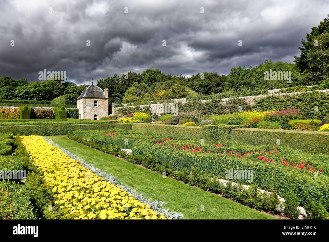 PITMEDDEN GARDEN ABERDEENSHIRE SCOTLAND IN SUMMER PERENNIAL FLOWER BORDERS BOX HEDGES AND TWIN OGEE ROOFED PAVILION Stock Photo