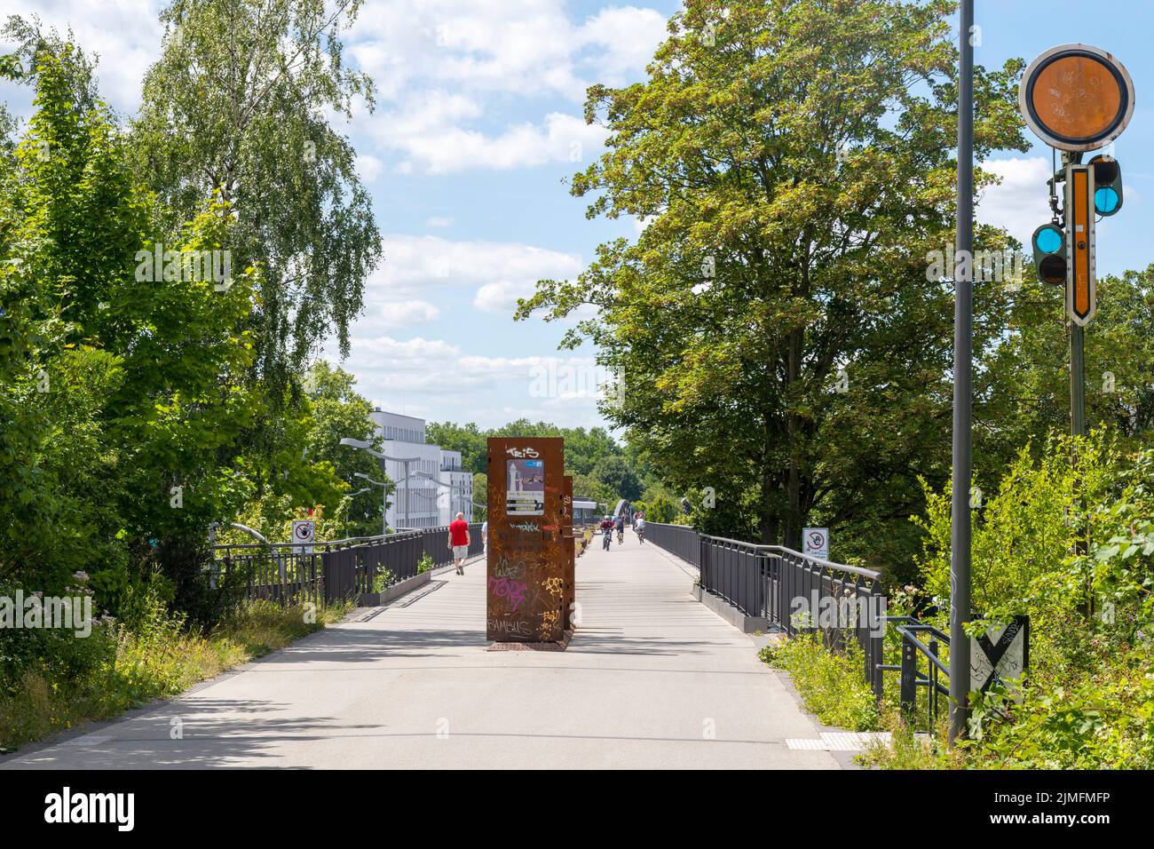 Deutschland, Nordrhein-Westfalen, Mühlheim an der Ruhr, Radschnellweg RS1 über Stadt-Viadukt und die Ruhrbrücke Stock Photo