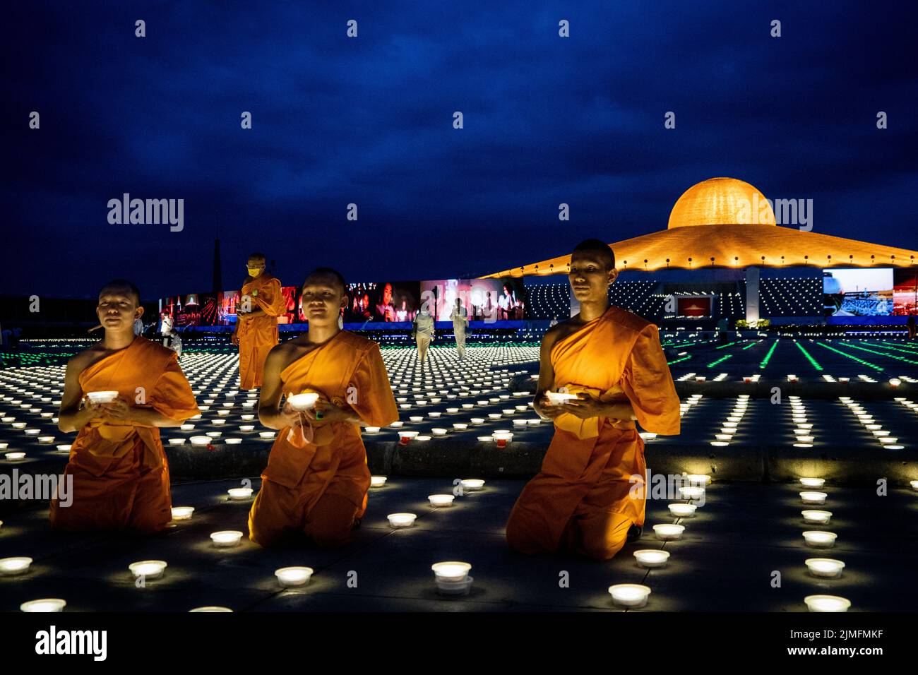 Pathum Thani, Thailand. 06th Aug, 2022. Monks hold LED torches during a mass meditation ceremony to promote world peace at Wat Phra Dhammakaya. Wat Phra Dhammakaya commemorates the World Fellowship of Buddhist Youth (WFBY) 'World Meditation Day' by meditating together for peace and lighting 100,000 LEDs at their temple in Pathum Thani. Credit: SOPA Images Limited/Alamy Live News Stock Photo