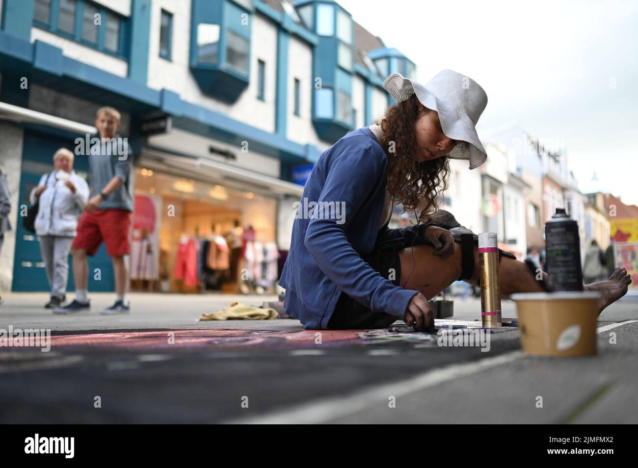 Wilhelmshaven, Germany. 06th Aug, 2022. Street artist Serena Montagnino from Sauerland paints in the city center as part of the International StreetArt Festival. The 10th 'International StreetArt Festival' attracted thousands of people to the city on Saturday. Huge queues formed in the city center to view the street paintings. For two years, the artists were not allowed to show their skills in the Jade City. Credit: Lars Klemmer/dpa/Alamy Live News Stock Photo