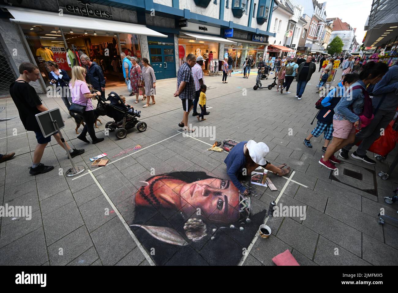 Wilhelmshaven, Germany. 06th Aug, 2022. Street artist Serena Montagnino from Sauerland paints in the city center as part of the International StreetArt Festival. The 10th 'International StreetArt Festival' attracted thousands of people to the city on Saturday. Huge queues formed in the city center to view the street paintings. For two years, the artists were not allowed to show their skills in the Jade City. Credit: Lars Klemmer/dpa/Alamy Live News Stock Photo