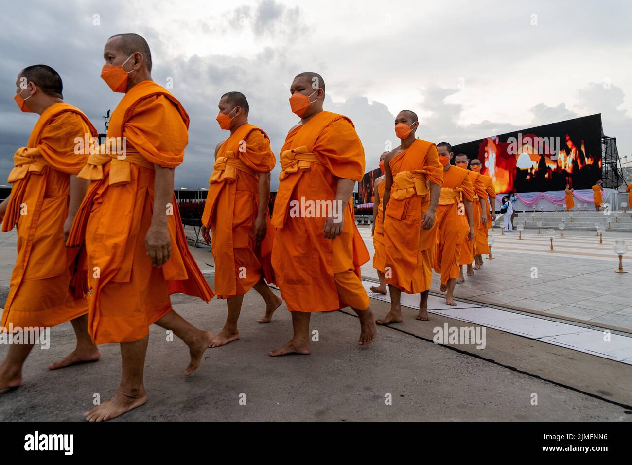 Monks walk through the temple during a mass meditation ceremony to promote world peace at Wat Phra Dhammakaya. Wat Phra Dhammakaya commemorates the World Fellowship of Buddhist Youth (WFBY) 'World Meditation Day' by meditating together for peace and lighting 100,000 LEDs at their temple in Pathum Thani. (Photo by Matt Hunt / SOPA Images/Sipa USA) Stock Photo