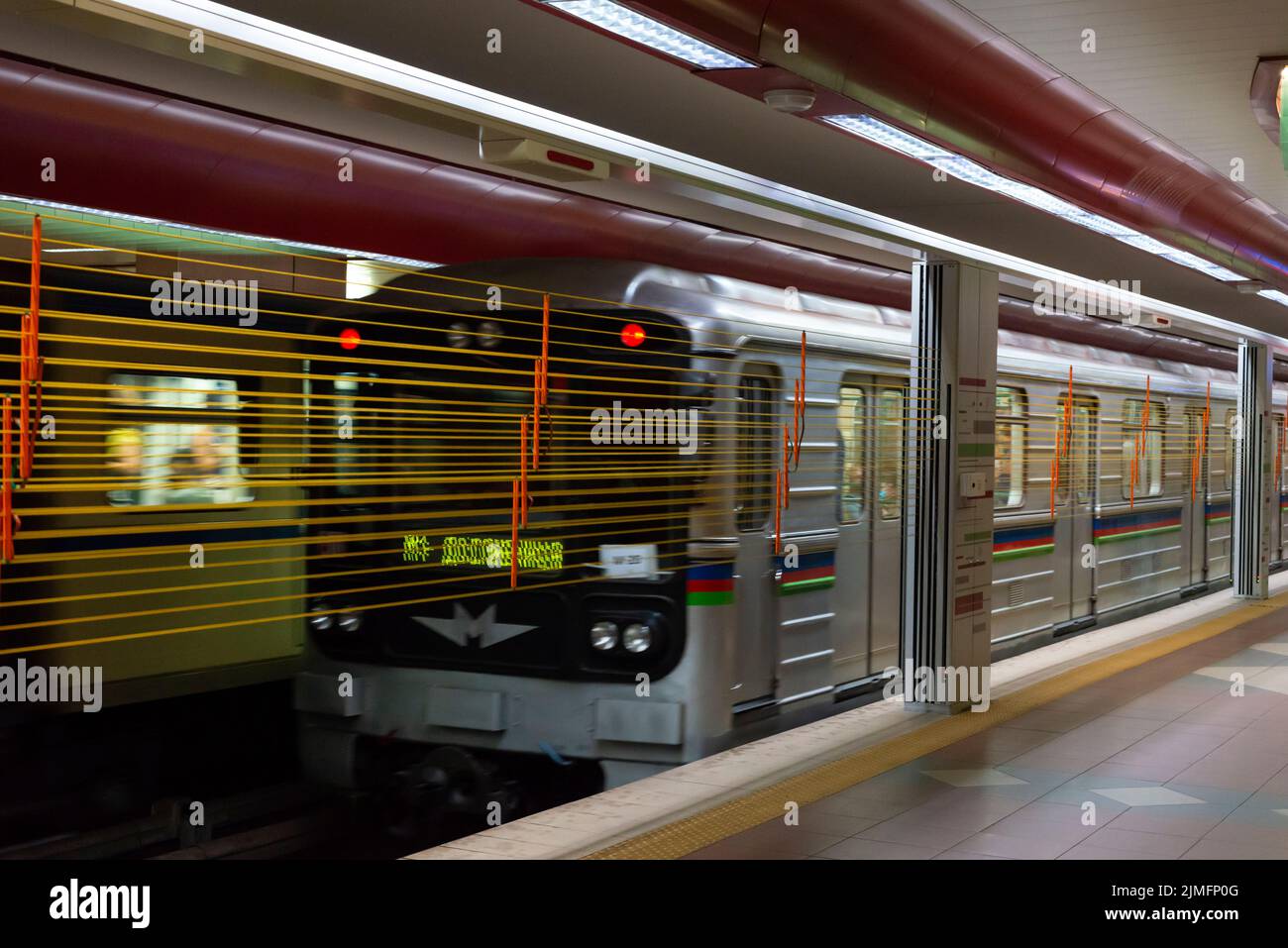 Automatic vertical platform screen barriers folding upwards in the