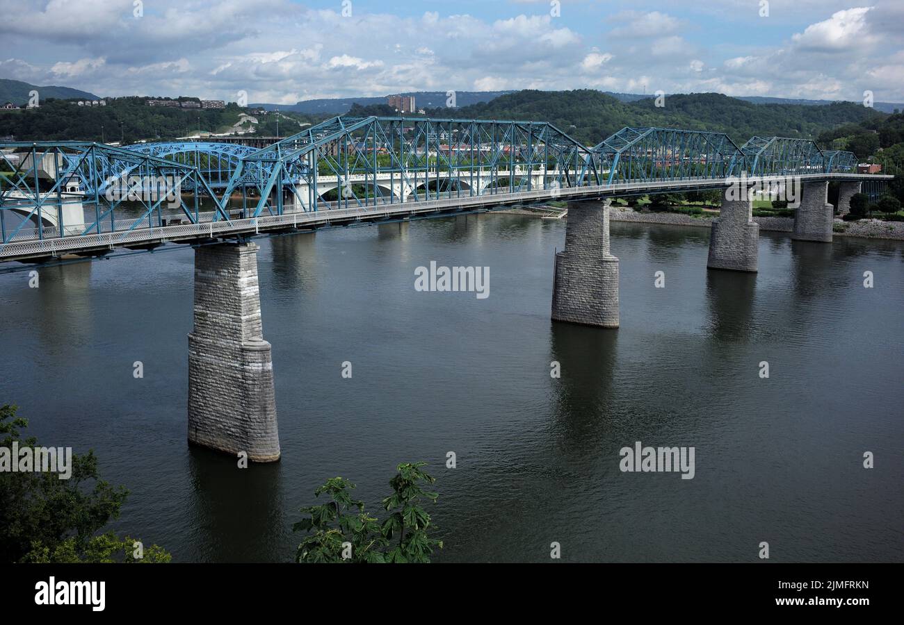 Walnut Street bridge crossing the Tennessee River seen in Chattanooga, Tennessee. Stock Photo