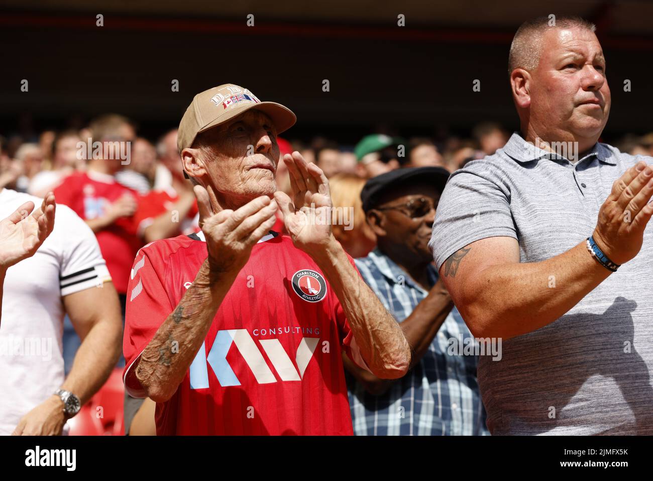 Charlton Athletic fans take part in a minutes applause to mark the passing of four former players since the end of the previous season, before the Sky Bet League One match at The Valley, London. Picture date: Saturday August 6, 2022. Stock Photo