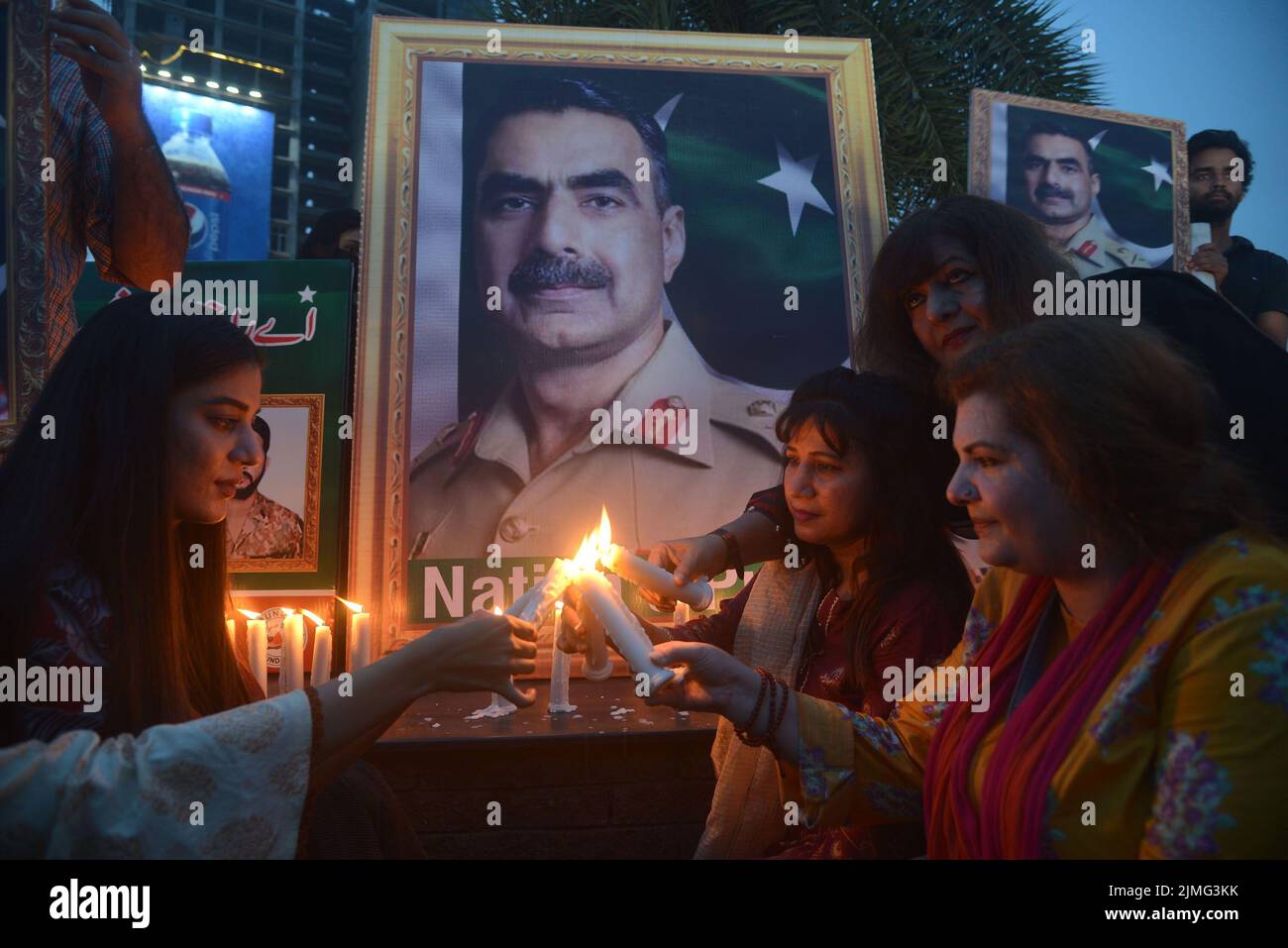 Lahore, Punjab, Pakistan. 5th Aug, 2022. Pakistani members of civil