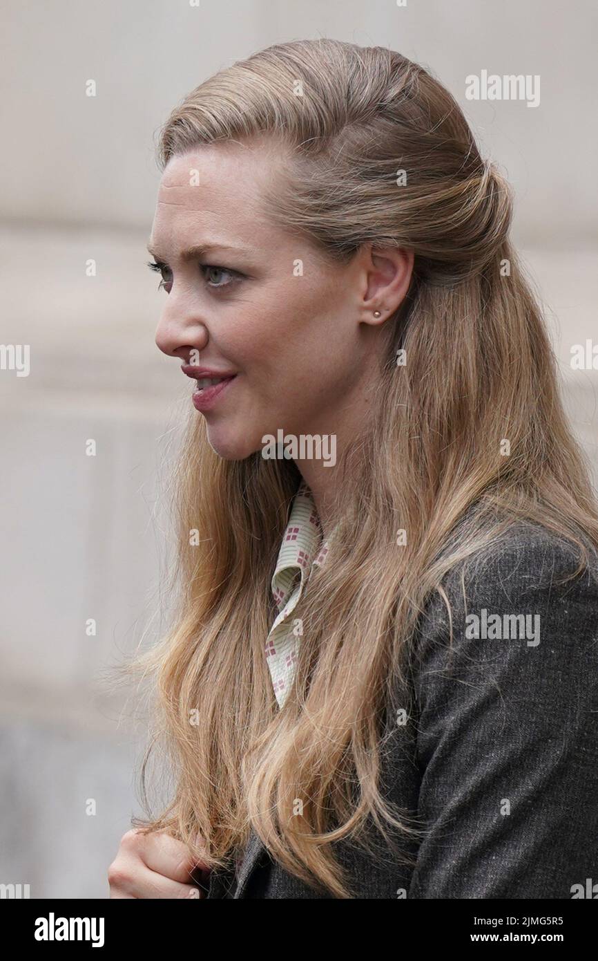 New York, NY, USA. 5th Aug, 2022. Amanda Seyfried on location for THE CROWDED ROOM Television Series Shooting on Location, New York, NY August 5, 2022. Credit: Kristin Callahan/Everett Collection/Alamy Live News Stock Photo