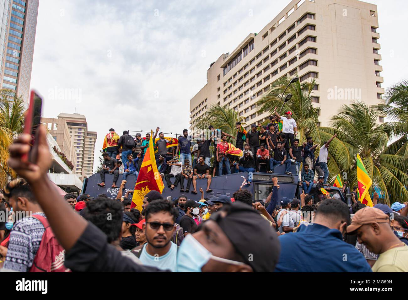COLOMBO, SRI LANKA: 9th July 2022: Hundreds of people gather by the World Trade Center and Old Parliament Buildings, united against economic crisis. Stock Photo