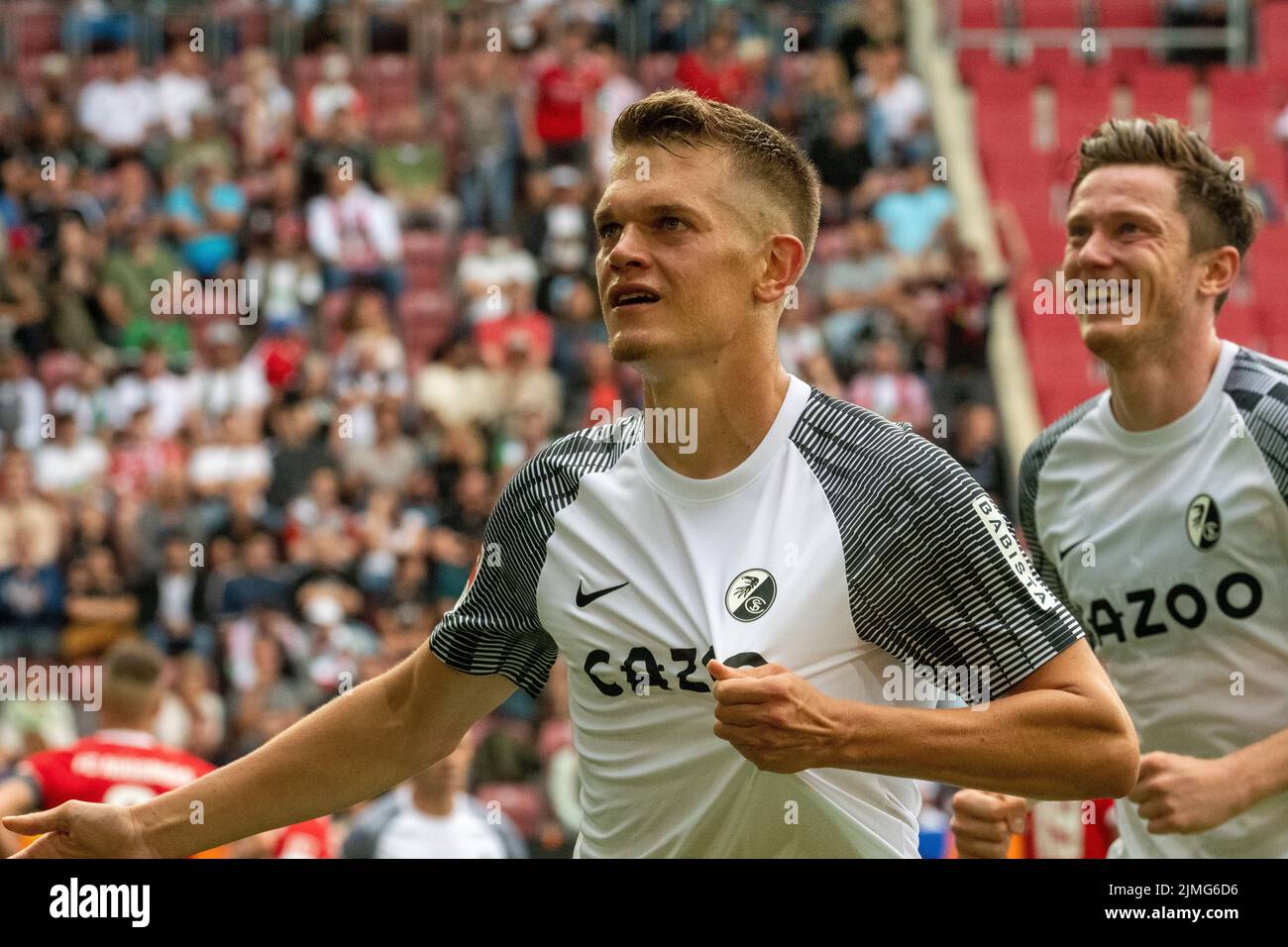 06 August 2022, Bavaria, Augsburg: Soccer, Bundesliga, FC Augsburg - SC Freiburg, Matchday 1, WWK Arena. Freiburg's Matthias Ginter celebrates his goal for 0:3 next to Freiburg's Michael Gregoritsch. Photo: Stefan Puchner/dpa - IMPORTANT NOTE: In accordance with the requirements of the DFL Deutsche Fußball Liga and the DFB Deutscher Fußball-Bund, it is prohibited to use or have used photographs taken in the stadium and/or of the match in the form of sequence pictures and/or video-like photo series. Stock Photo