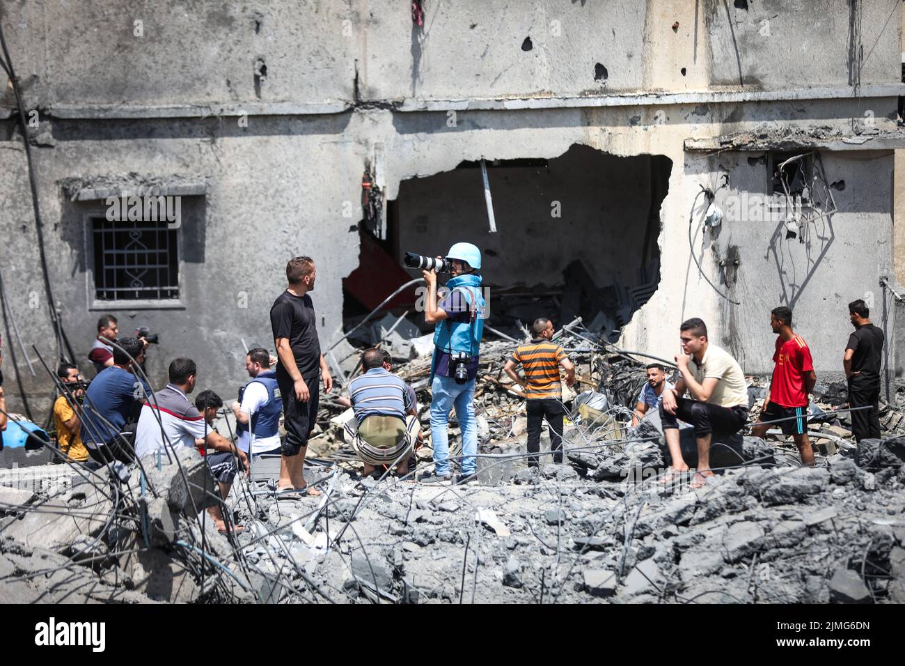 Gaza, Palestine. 05th Aug, 2022. Palestinians inspect a damage building caused by an Israeli air strike in Sheikh Acleyn neighborhood in Gaza. The Israeli military launched deadly strikes against what it said were Islamic Jihad targets in Gaza as tensions continue to rise between Israel and Palestinian militant groups. Credit: SOPA Images Limited/Alamy Live News Stock Photo