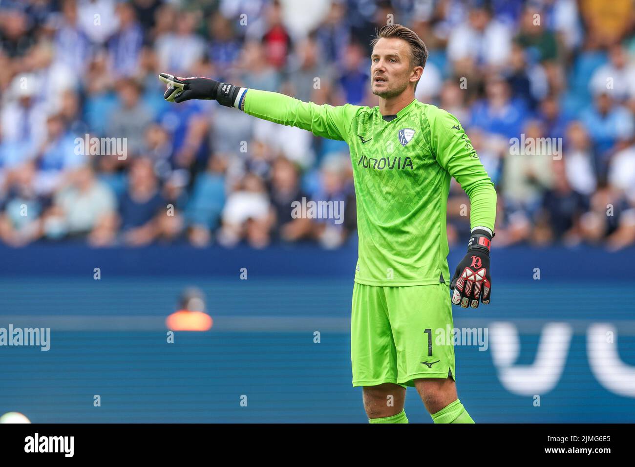 06 August 2022, North Rhine-Westphalia, Bochum: Soccer: Bundesliga, VfL Bochum - FSV Mainz 05, Matchday 1, Vonovia Ruhrstadion. Goalkeeper Manuel Riemann from Bochum gives instructions to his teammates. Photo: Tim Rehbein/dpa - IMPORTANT NOTE: In accordance with the requirements of the DFL Deutsche Fußball Liga and the DFB Deutscher Fußball-Bund, it is prohibited to use or have used photographs taken in the stadium and/or of the match in the form of sequence pictures and/or video-like photo series. Stock Photo