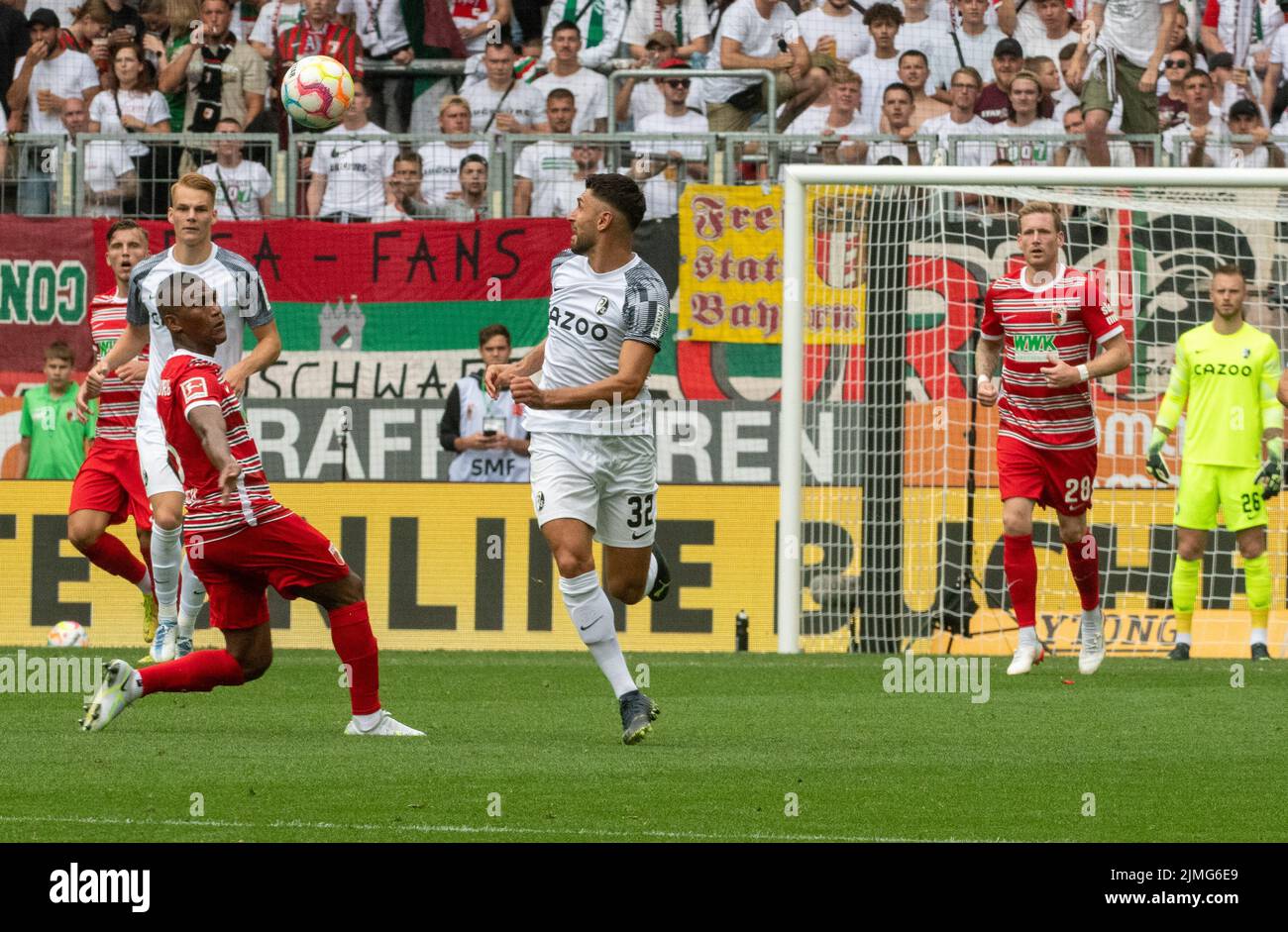 06 August 2022, Bavaria, Augsburg: Soccer, Bundesliga, FC Augsburg - SC Freiburg, Matchday 1, WWK-Arena. Augsburg's Carlos Gruezo (l) loses out to Freiburg's Vincnzo Grifo. Photo: Stefan Puchner/dpa - IMPORTANT NOTE: In accordance with the requirements of the DFL Deutsche Fußball Liga and the DFB Deutscher Fußball-Bund, it is prohibited to use or have used photographs taken in the stadium and/or of the match in the form of sequence pictures and/or video-like photo series. Stock Photo