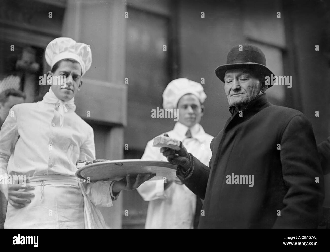 Bowery man on the Bread Line at the Knickerbocker Hotel, New York City, New York, USA, Bain News Service, February 1915 Stock Photo
