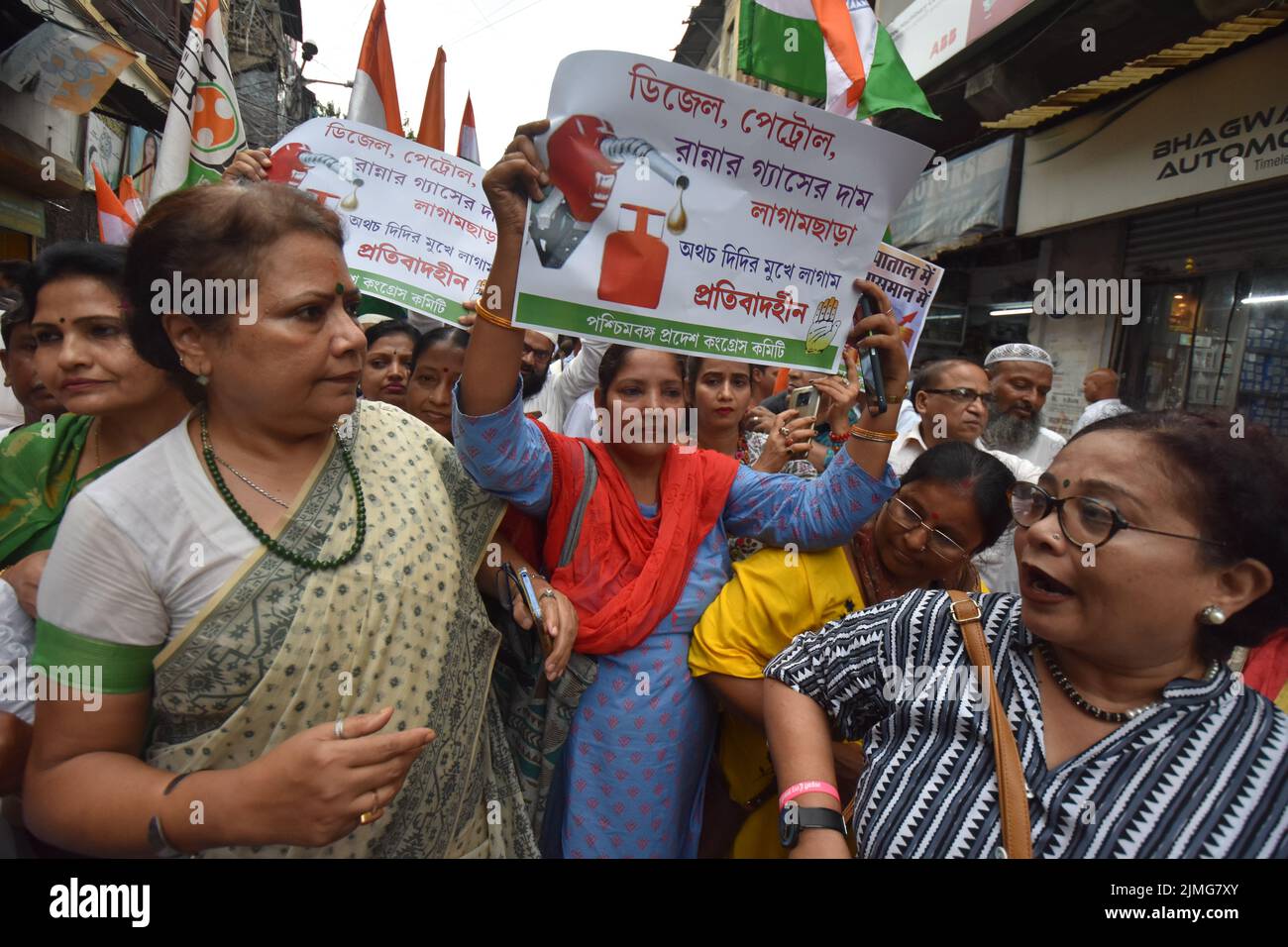 Kolkata, West Bengal, India. 5th Aug, 2022. Protest rally by the West Bengal Pradesh Congress Committee towards the Raj Bhavan, in protest against various burning issues such as Price Rise, Unemployment, Agnipath Scheme, and GST. (Credit Image: © Biswarup Ganguly/Pacific Press via ZUMA Press Wire) Stock Photo